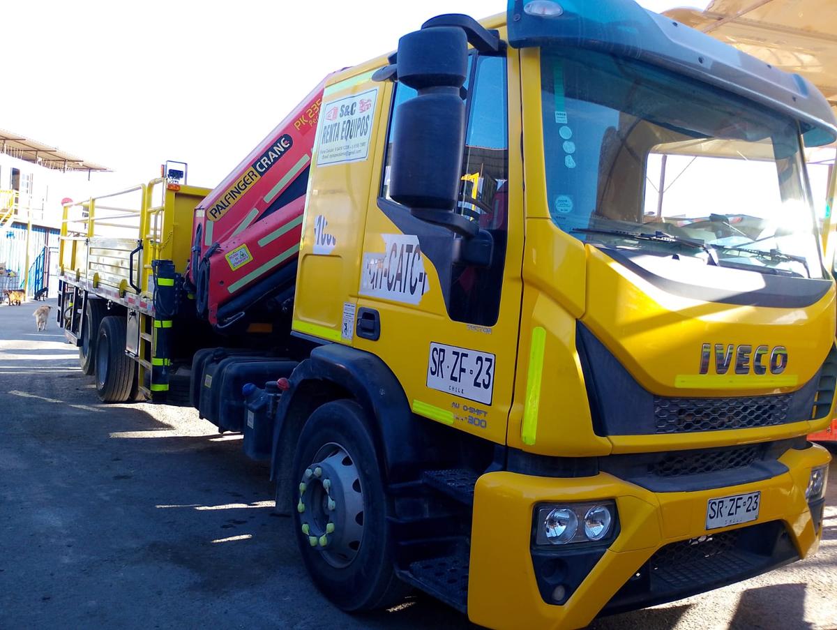 Camión pluma Iveco bajo tonelaje Calama — SyC Maquinarias