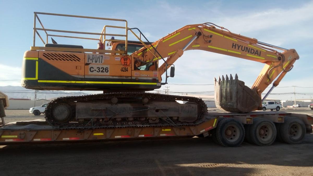 Excavadora oruga Hyundai HX300S en faena — SyC Maquinarias Calama